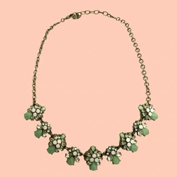 2/$30 π
’π
π
π
π» Elegant Floral Necklace in Green and Silver - Picture 2 of 9